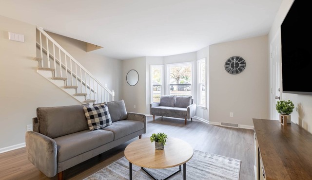 Stunning Southpark/Cotswold Townhome