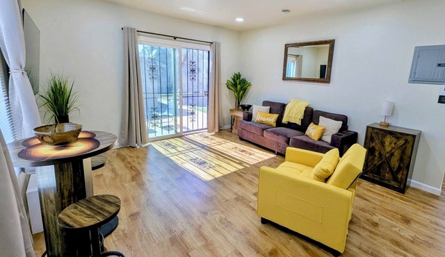 Stylish 1-bdrm 1 bath guesthouse in the heart of Los Angeles with highspeed wifi