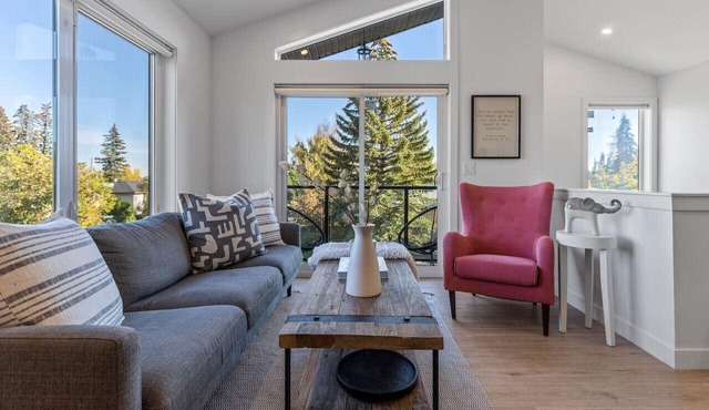 Stylish 2 Beds 2 Baths Townhome | Working desk