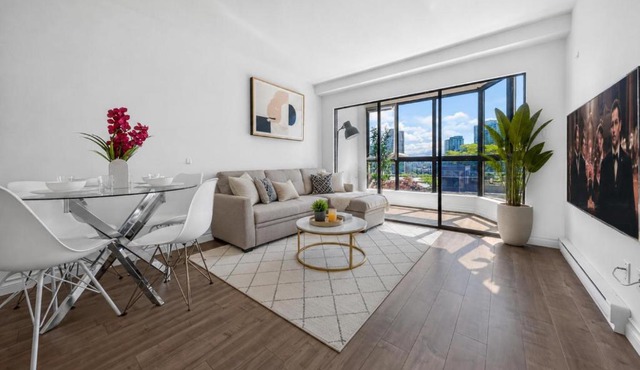 Stylish 2BR Steps from Vibrant Yaletown