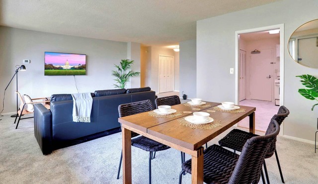 Stylish Apt Near Metro w Gym - Close to DC