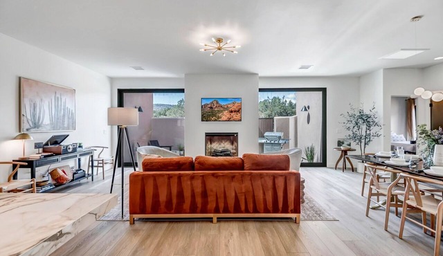 Stylish, custom house built in 2022, walk to dining/shops!