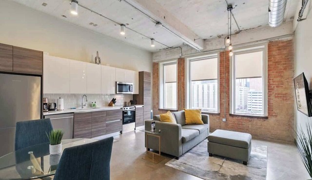 Stylish Downtown Dallas Apt | Pool + Valet Parking