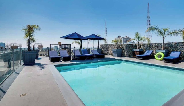 Stylish DTLA Condo w/Rooftop Pool & Hot Tub