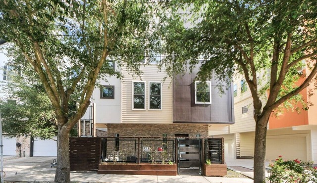 Stylish Heights Home w/4BR, 3.5BA + Office Spaces/Perfect for Long-Term Stays