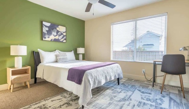 Stylish King 1BR 8 Min to Downtown Pool, Gym & Parking 04