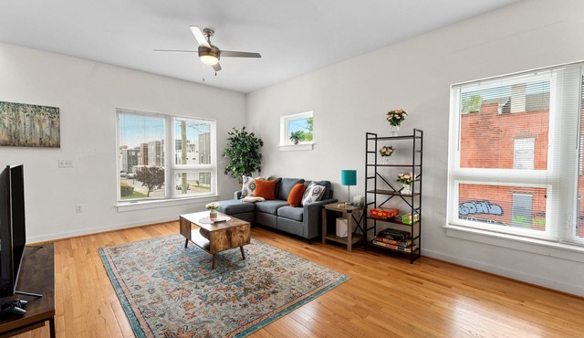 Stylish RVA Rooftop Retreat - 3BR, 3BA, King Bed, Sleeps 6 & Free Parking!