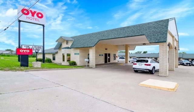 Stylish Unit Near Sowells BBQ – Free Parking, Pet Friendly & Pool Access