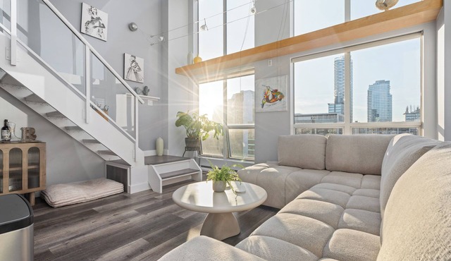 Sun-Drenched Downtown Loft - Views of Skyline