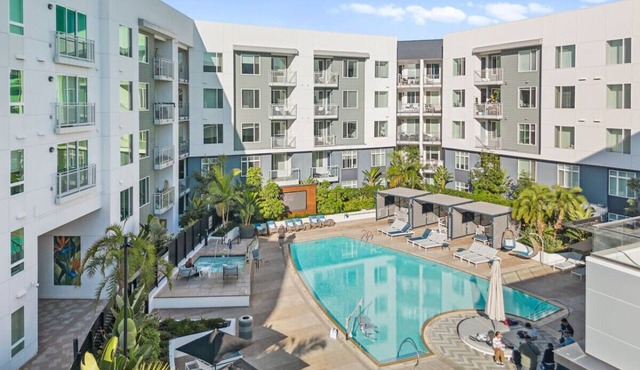 Sunset Penthouse: Pool, Spa, Gym, Games, & Parking