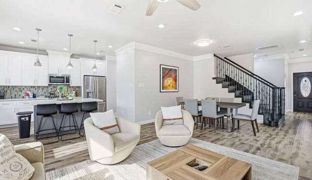 SW Houston 1BR | King Bed, Sleeps 4