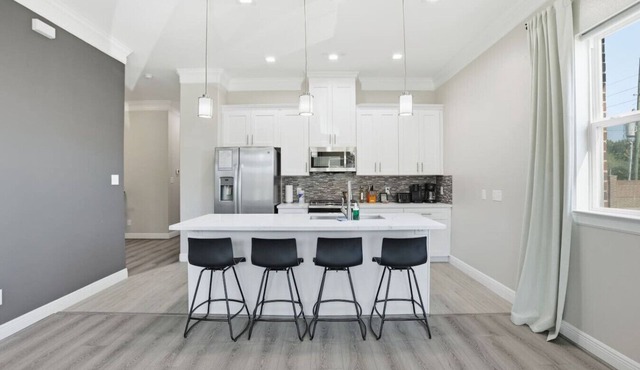 SW Houston 2BR | King Beds, Gym, Workspace