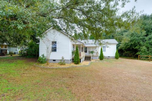 Sweet Southern Pines Abode w/Yard & Covered Porch
