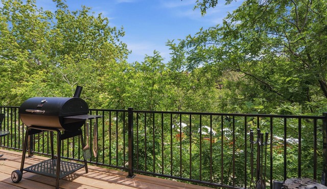 Terrific 2-bedroom cabin in charming Summerhaven getaway