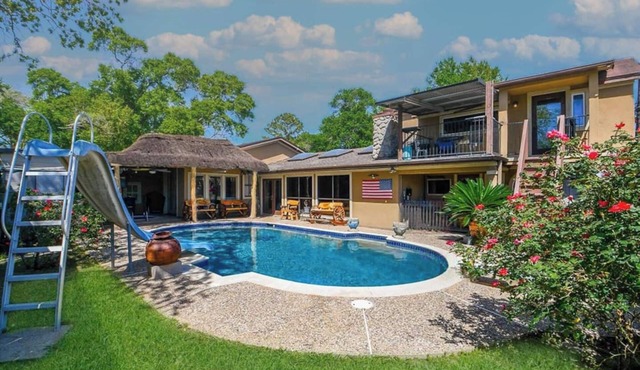 Texas Big + Pool + Hottub + Bar + 8 bedroom+ Ping Pong + Mother-in-Law Suite