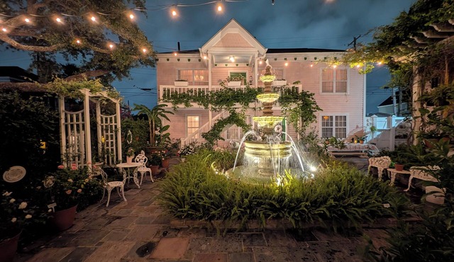 The 1885 Rose Cottage -Carriage House Upper Unit- Close to Cruises Strand ,UTMB