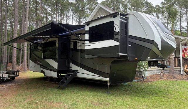 The Adams' Coastal Country RV Retreat - close to the beach- hosts up to 6 people