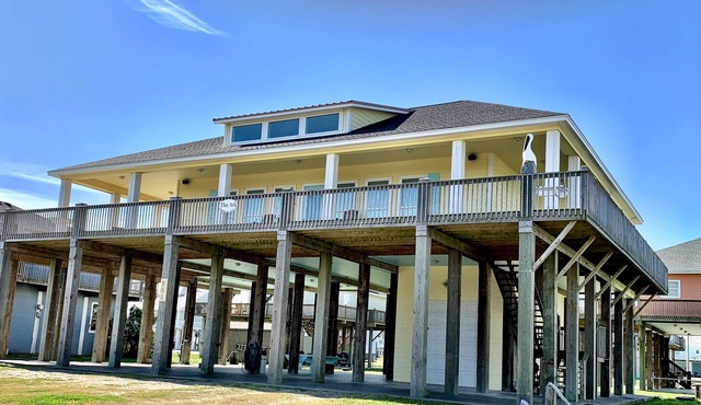 THE ARK ON CRYSTAL BEACH, spacious, well appointed home, close to the beach