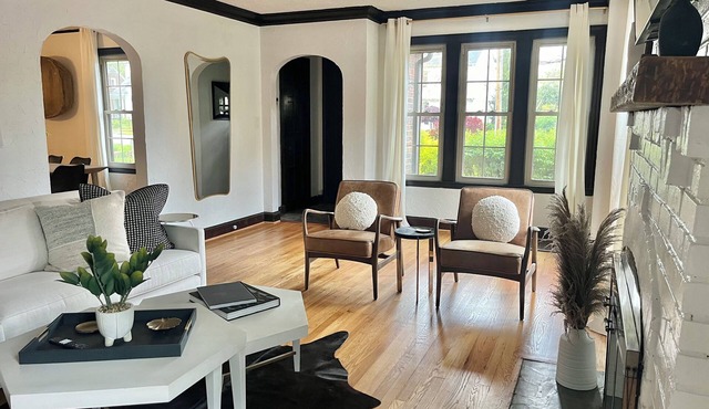 The Designers Den-Sleeps 10, Pets ok, 5min to IHFC & HPU, Emerywood!