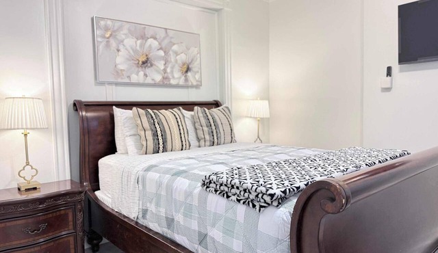 The Fan Comfort Stay near VCU Free Parking Fenced Yard