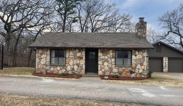 The Lake House is a cozy 2 bedroom at Stony Point