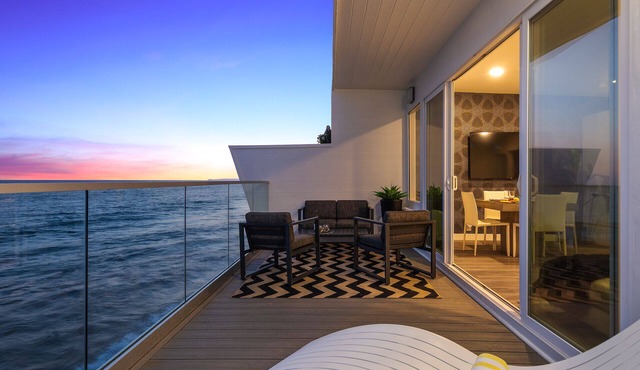 The Malibu 5 - No. 5 - Beachfront 1 Bd w pvt balcony, parking, beach access