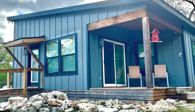 THE MOCKINGBIRD: Cozy & Modern Guest Cabin, between San Marcos & Wimberley!