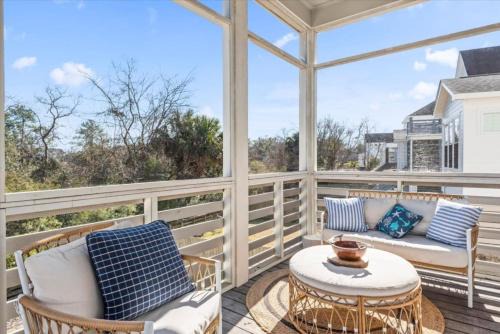The Oakwood Retreat Marsh View Home with Game Room and Porches