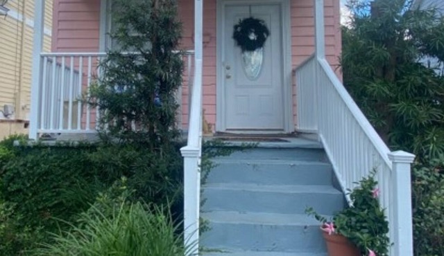 The Pink House - Downtown in the Vista