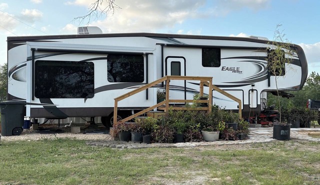 The Premier Cuero Tx RV ,No Cleaning Fee,King Bed, Sectional Couch