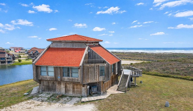 The Salty Breeze -Beach Front 3-bedroom House in Matagorda Texas