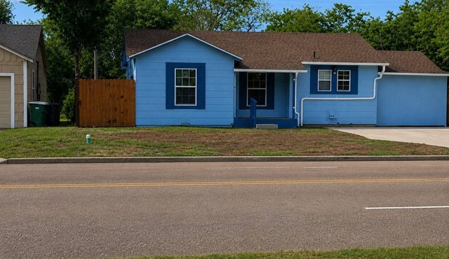 The Sun-Day House Sleeps 5 By Hospital & College