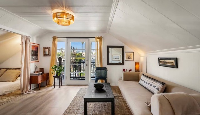 The Treehouse - Artist-Designed Retreat with Decks near Culver City