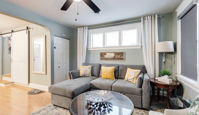 The Urban Cottage 4BR Private Family Retreat/Parking/fully fenced