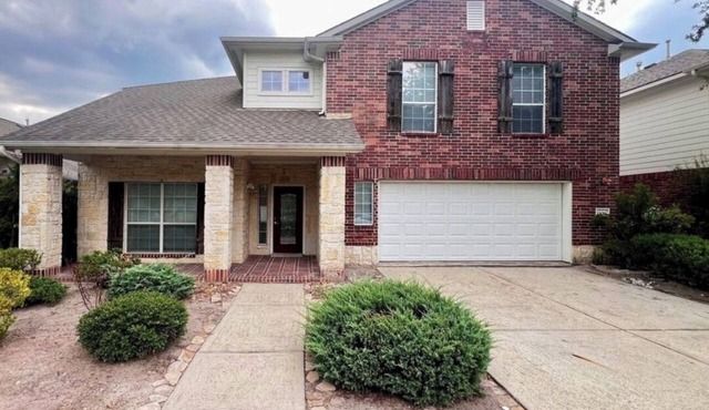 This is a spacious house with 5 bedrooms and 2.5 bathrooms. many amenities
