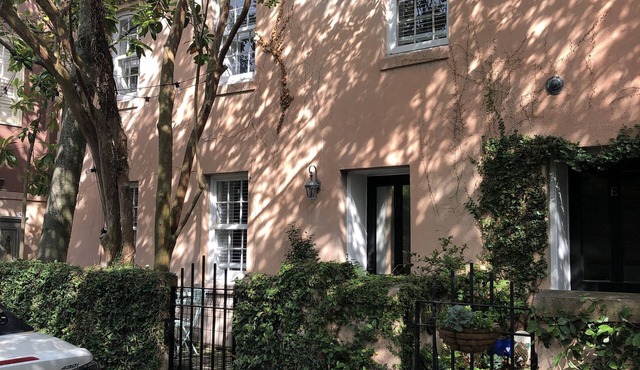 Timeless Charleston Charm: Cozy 1807 Haven with Fire Glow & Private Patio Dreams
