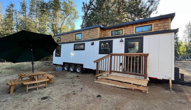 Tiny Rustic at Yosemite Gateway