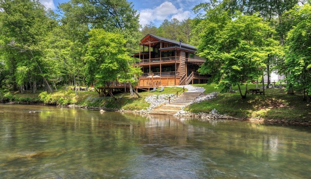 Toccoa Riverfront * Flat Yard * Walk-In Fishing * Riverside Hot tub * River Deck