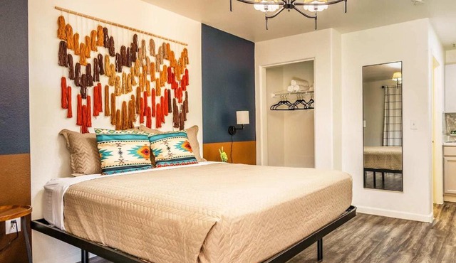 Tolleson Studio Stylish Retreat for 2 Guests