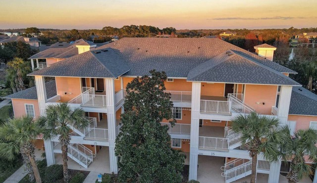 Top-floor 3BR/2BA penthouse at Bahama Bay Resort with peaceful waterfront pond views, private balcony, full kitchen, and separate tub & shower in both baths. Gated resort with pools & hot tubs just 15–20 mins from Disney. Sleeps 8.