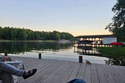 Tranquil lakefront retreat with hot tub, screened porch, kayaks, and more