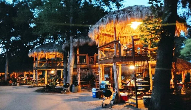 Tranquil Log Cabin by the San Marcos River - A Relaxing Glamping Getaway near Kingsbury, Texas