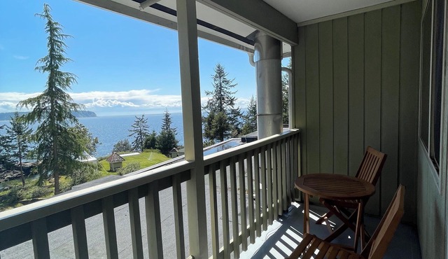 Tranquil Oceanview Lodge B