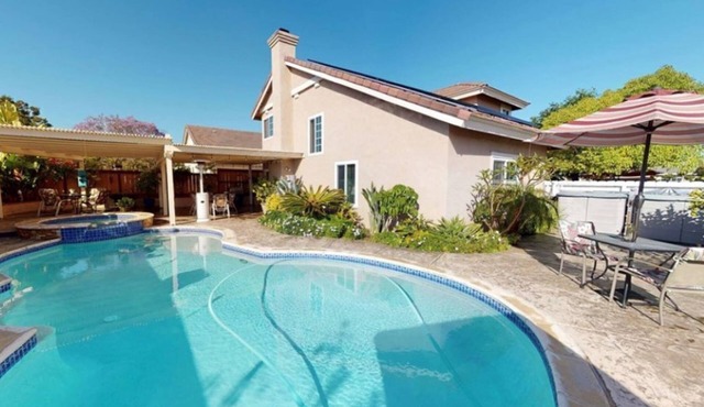 Tropical pool/hot tub backyard, Vaulted Ceilings- Comfortable, Spacious Getaway.