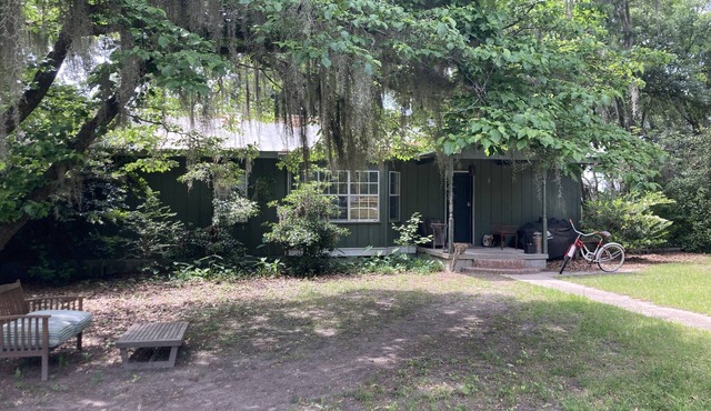 Tucked Away Renovated 4 Bedroom/2 Bath, Sleep 12 Close to Parris Island