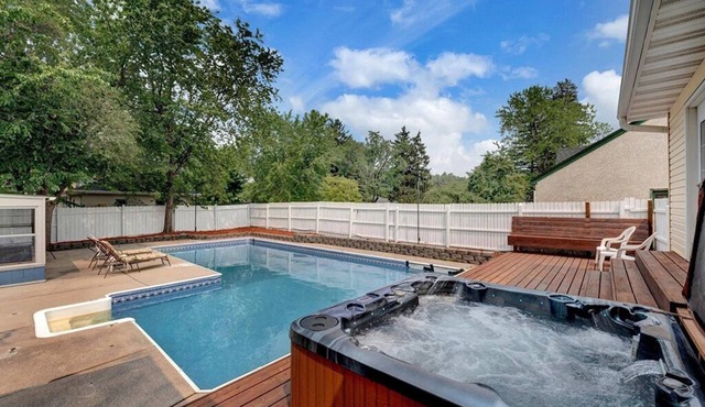 Twin Cities Retreat - Hot tub, Pool, Games and more