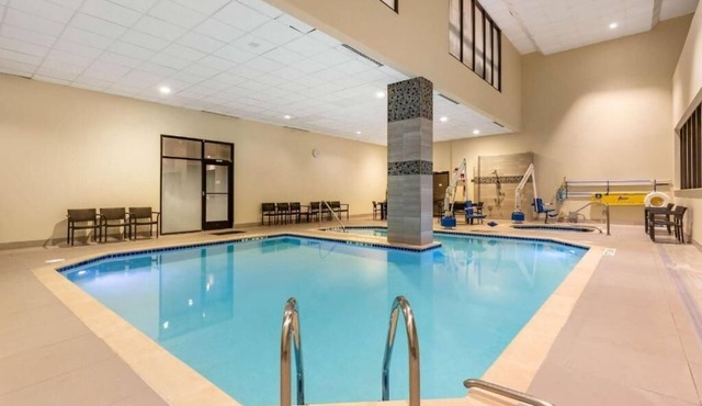 Two 1BR King Suites | 5-Min Drive to White House | Free Breakfast w/Pool Access