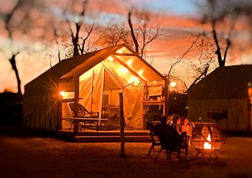 Unforgettable Glamping Retreat by the San Marcos River: Cozy Safari Tent near Kingsbury, Texas