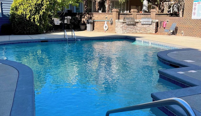 Unfurnished top floor condo in walkable, tree lined neighborhood