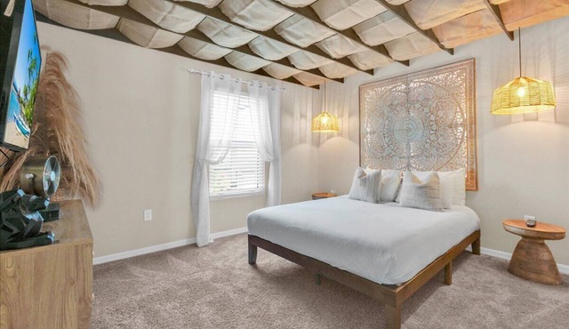 Unique, 7 bed Luxury Disney Escape, Theater & Heated Pool